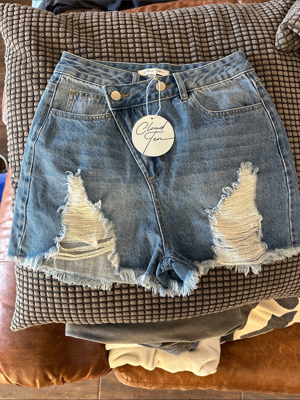 NWT Cloud Ten Crossover Distressed Denim Shorts High Rise Raw Hem